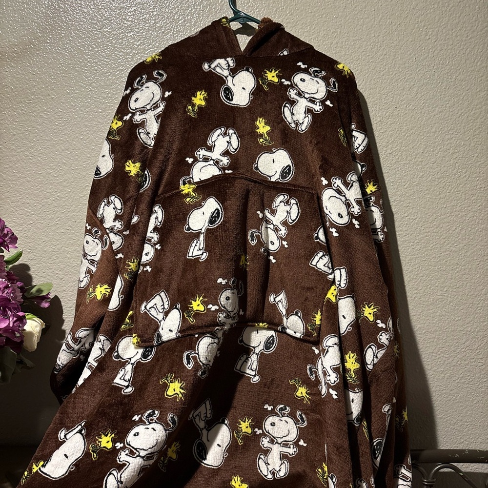 Peanuts Brown Women’s Sleeved Blanket with Snoopy and Woodstock NWT Brown Vintag